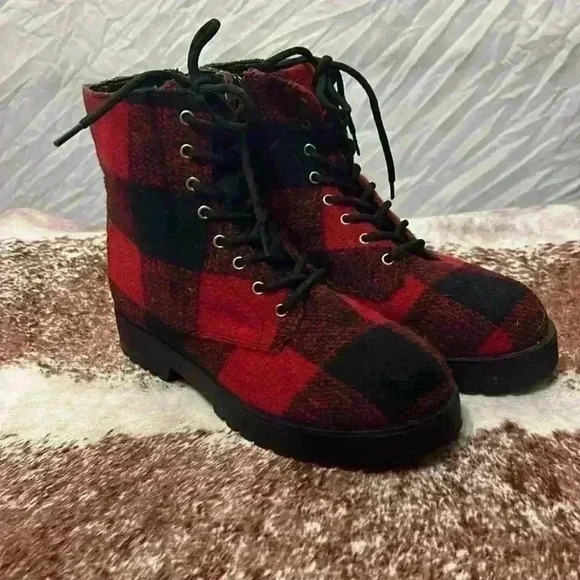 Bamboo Black and Red Buffalo Plaid Low Heel Combat Boots Size 5 1/2 - Picture 1 of 4